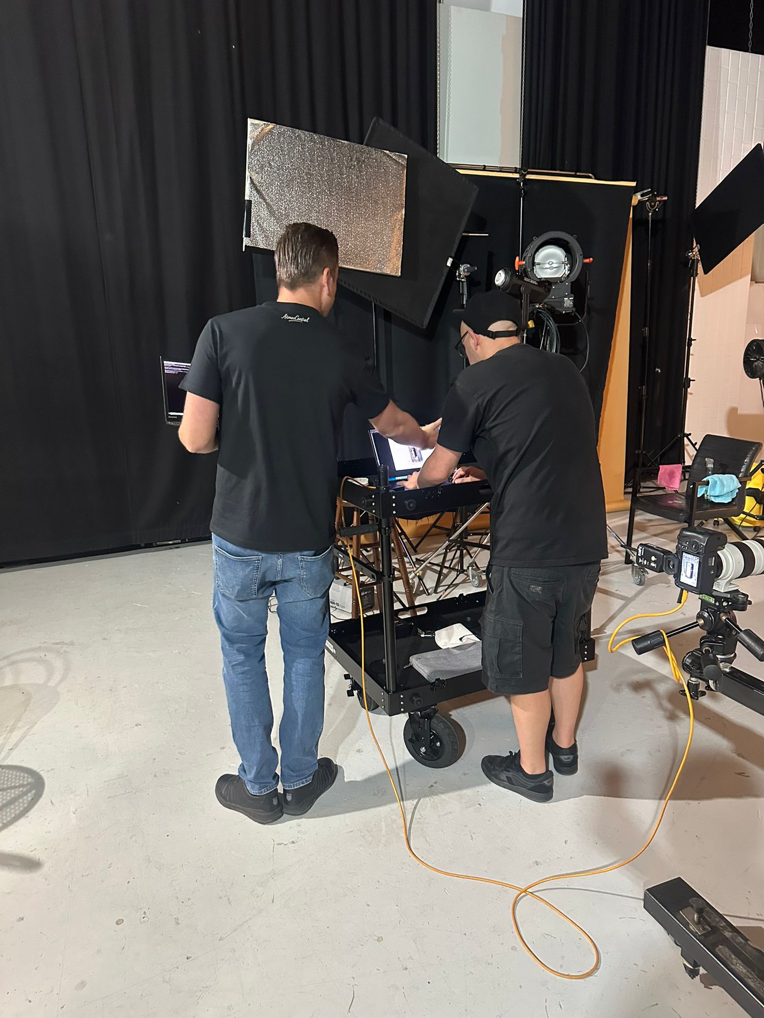 Hands-on Filmproduktion mit Smartphone-Stativ und Profi-Licht